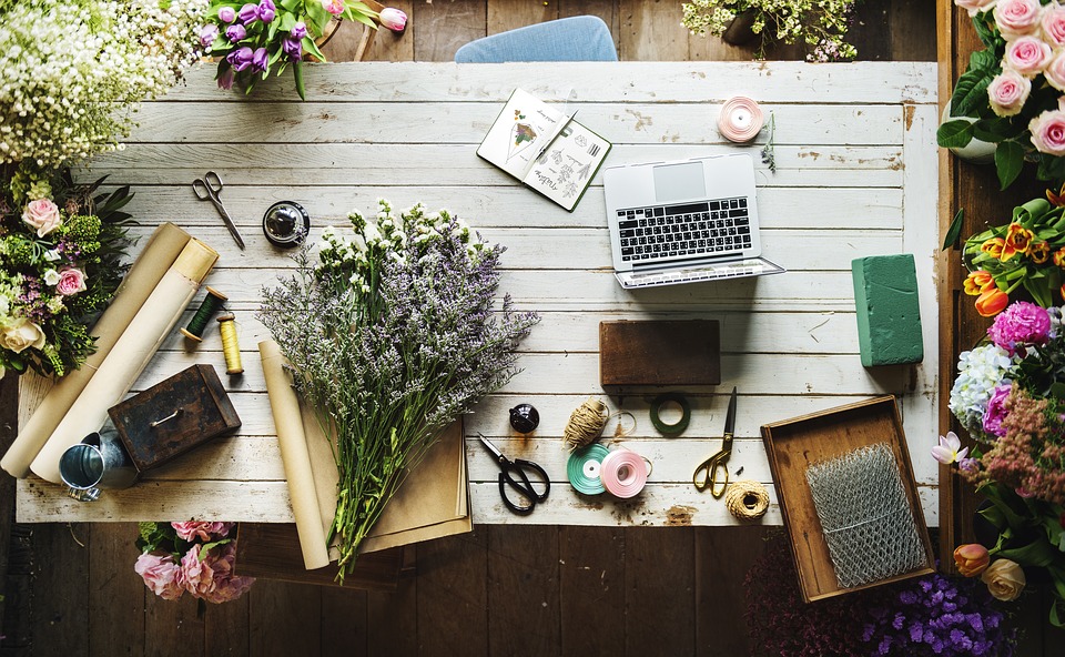 部屋に花を飾ろう！備えておきたい花道具5選